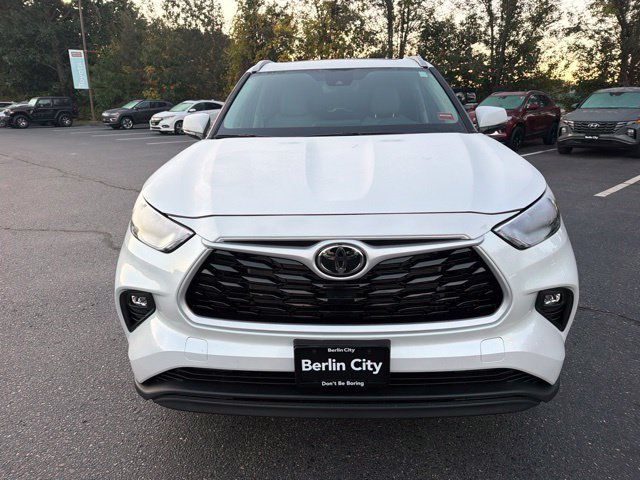 New 2026 Wind Chill Pearl <sup>1</sup> Toyota  XLE image 2