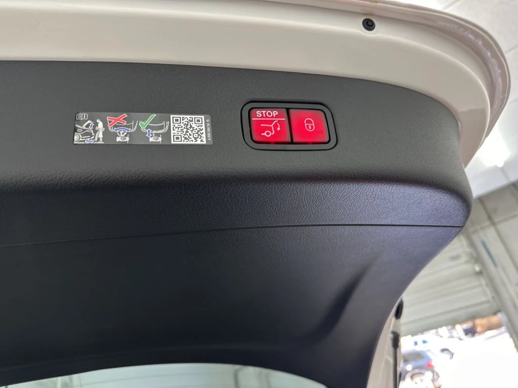 Used 2026 White Mercedes-Benz GLC 300 image 25