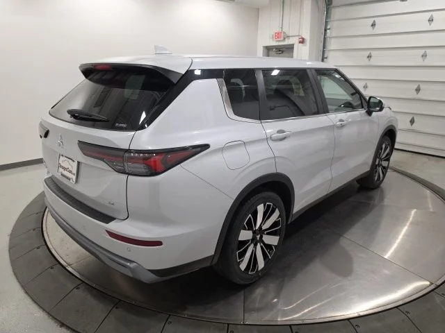 New 2026 White Diamond Mitsubishi SE S-AWC image 4