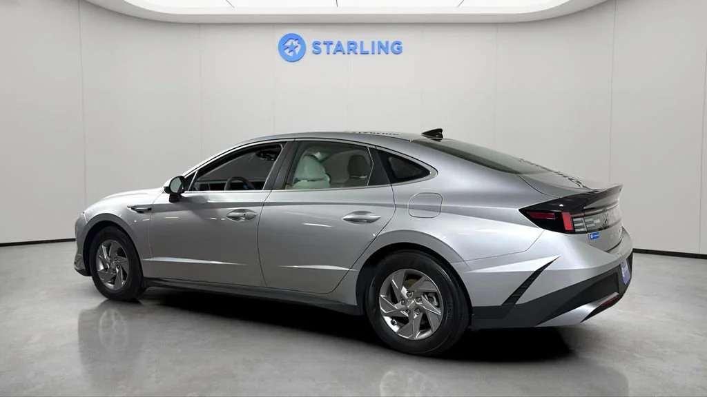 Used 2025 Silver Hyundai SE image 5