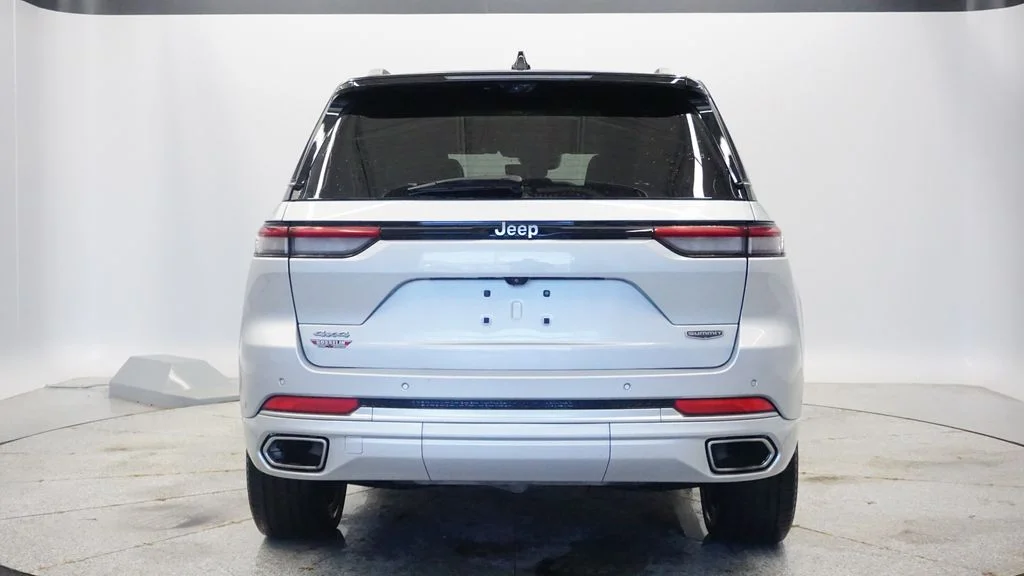 Used 2022 Silver Jeep Summit image 4