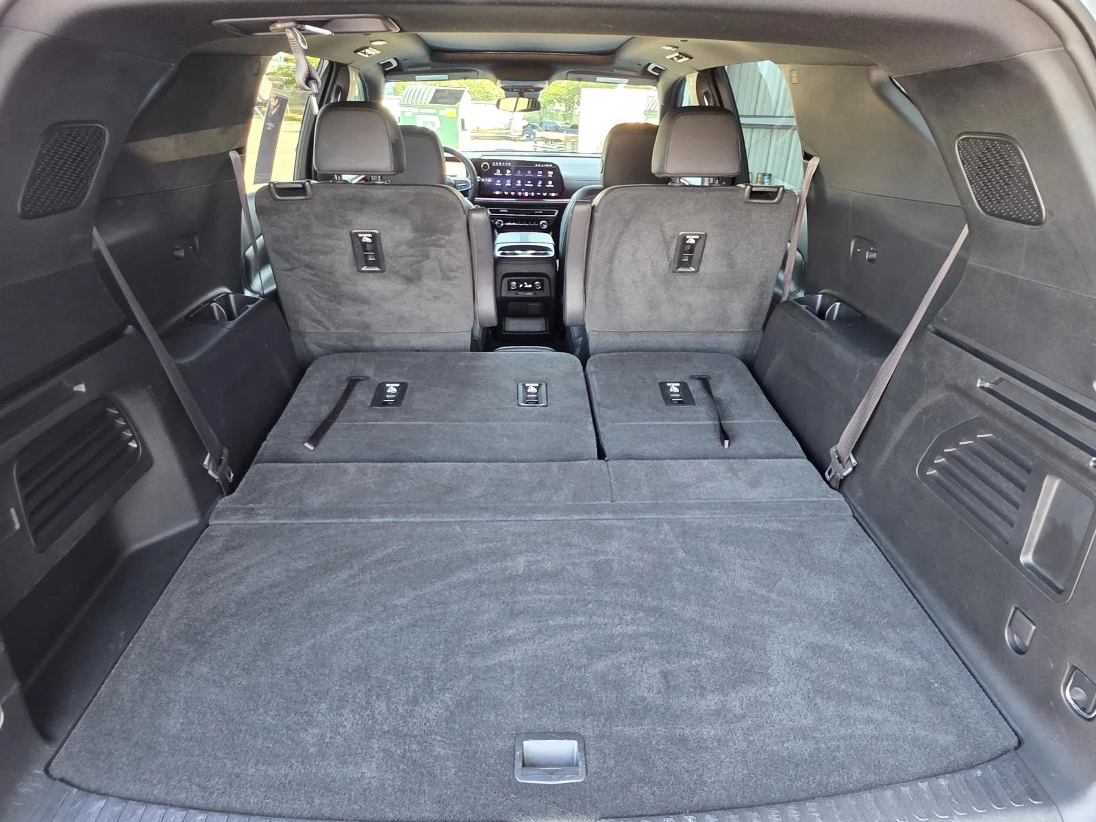 Used 2025 Pearl Chevrolet Z71 image 12