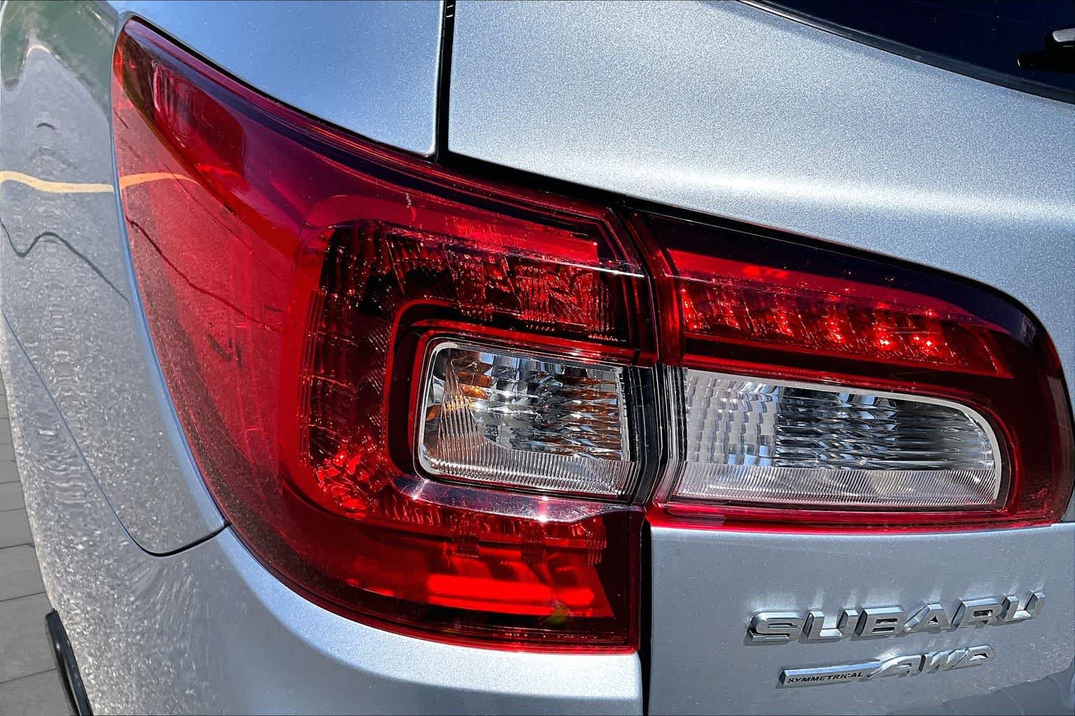 Used 2018 Ice Silver Metallic Subaru Limited image 28