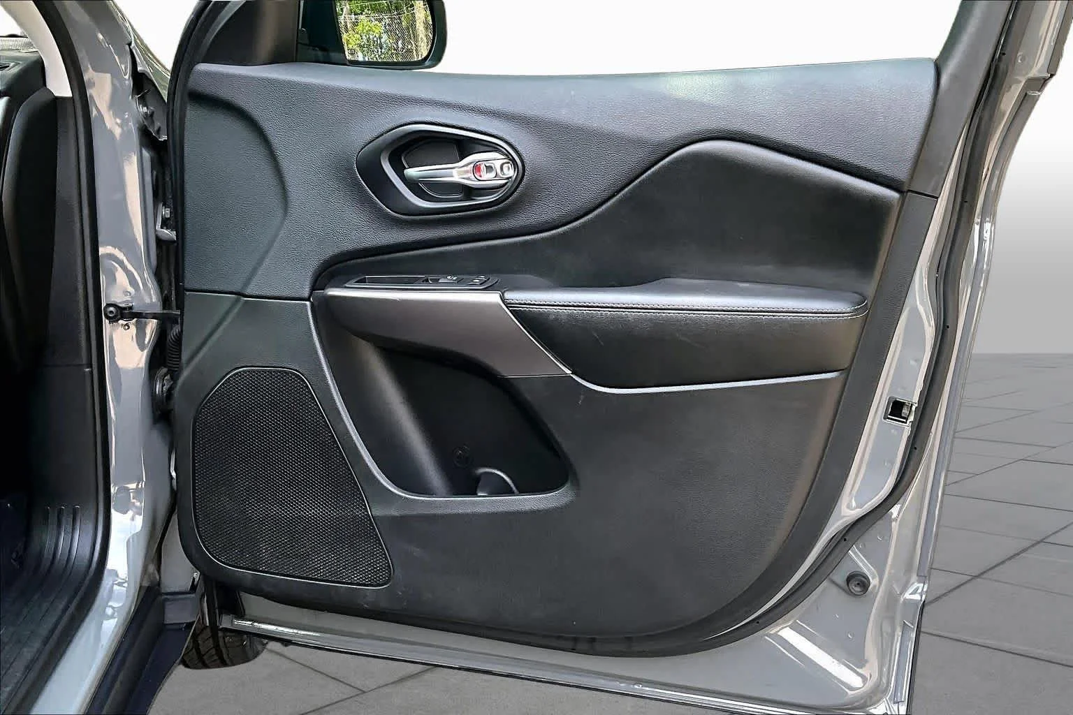 Used 2019 Sting-Gray Clearcoat Jeep Latitude Plus image 20