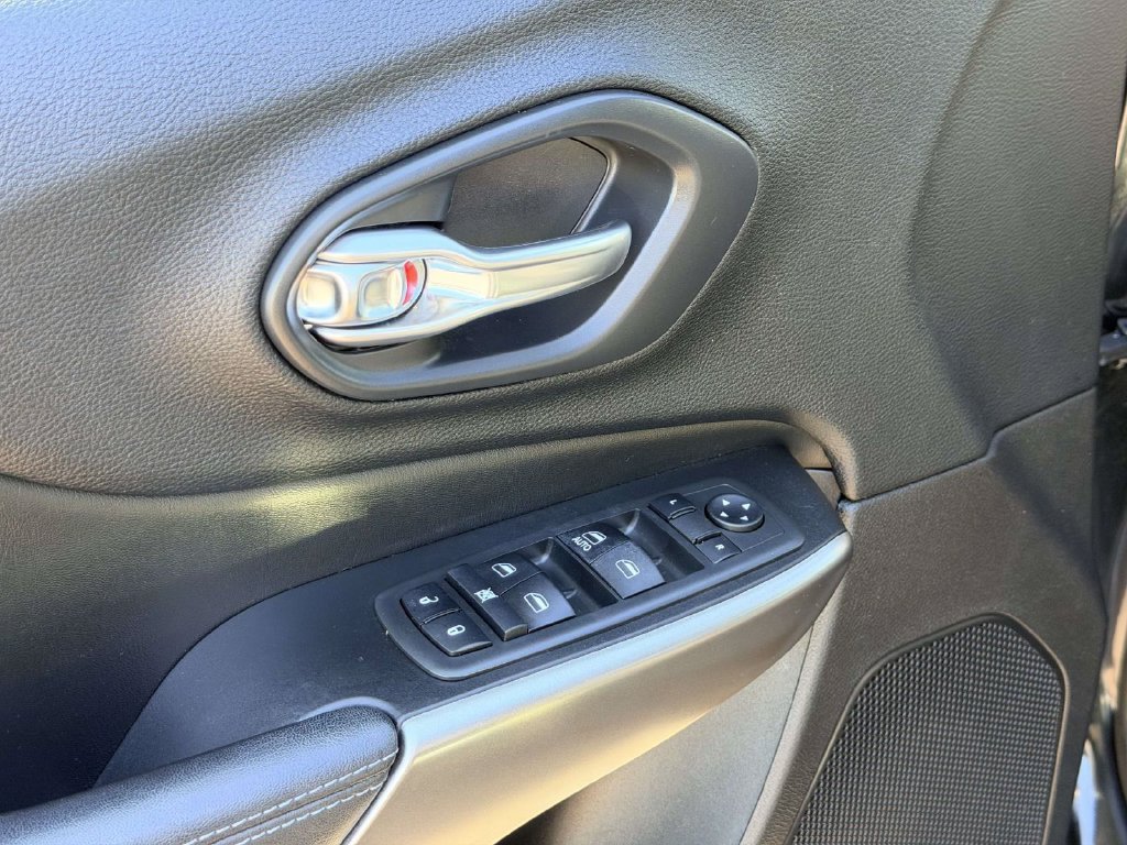 Used 2020 Black Jeep Latitude image 13