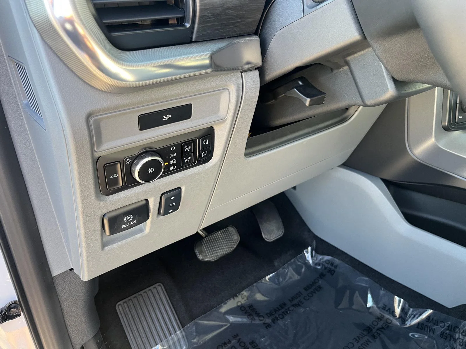 New 2026 Oxford White Ford LARIAT image 17