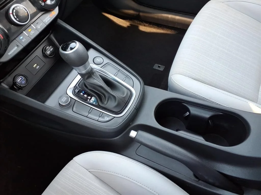 Used 2023 White Hyundai SEL image 13
