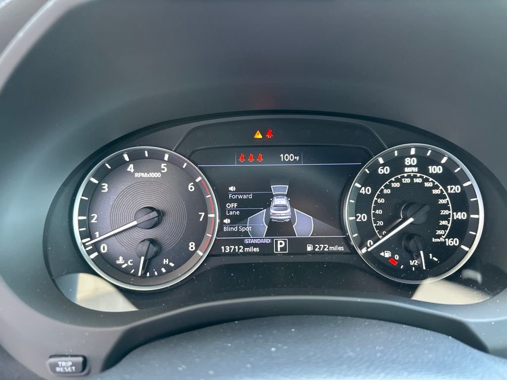 Used 2023 White INFINITI LUXE image 4