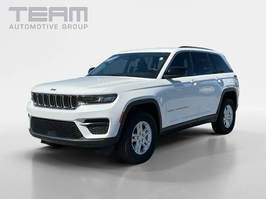 Used 2023 White Jeep Laredo image 3