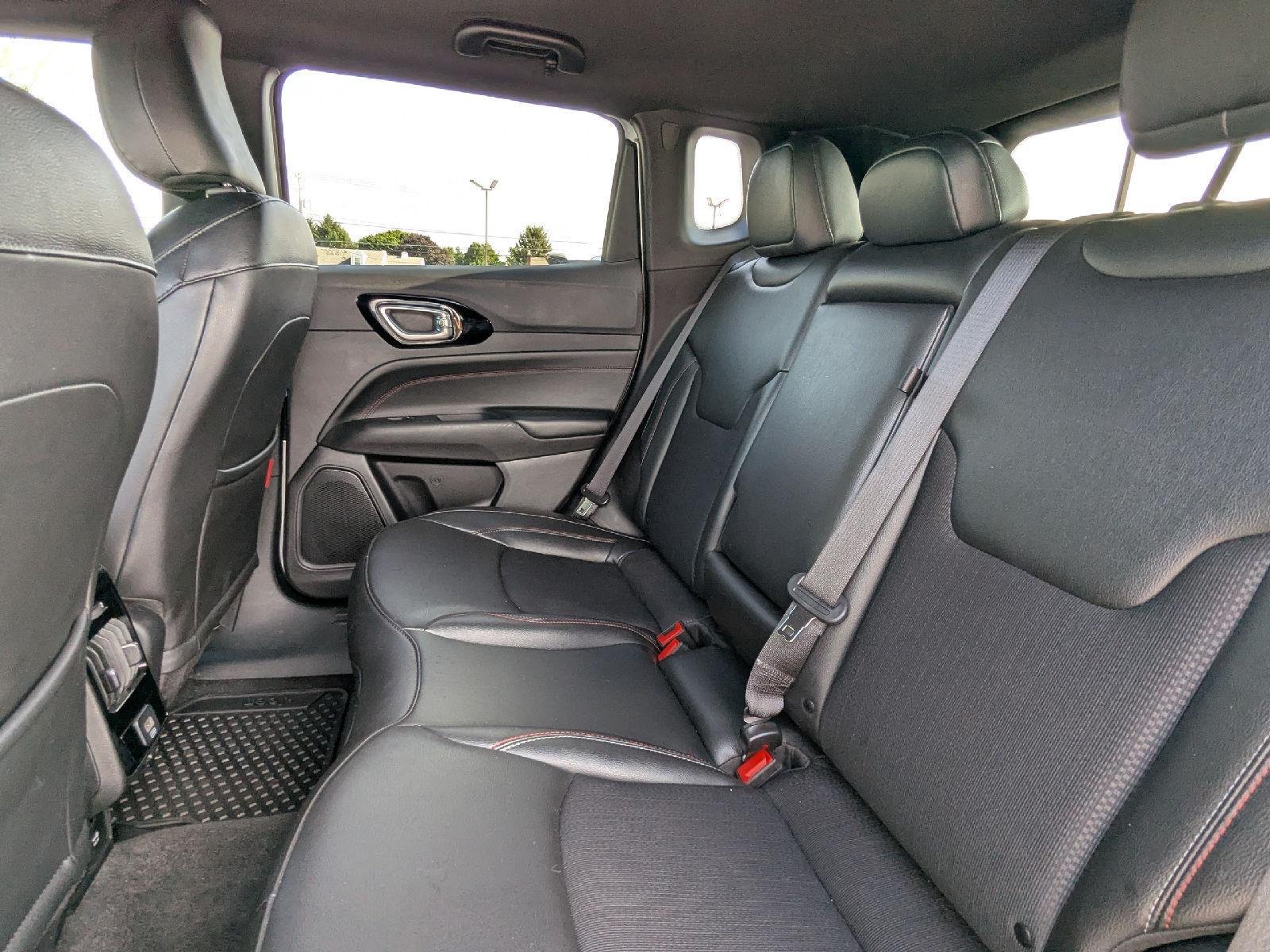 Used 2025 Silver Zynith Metallic Clearcoat Jeep Trailhawk image 27