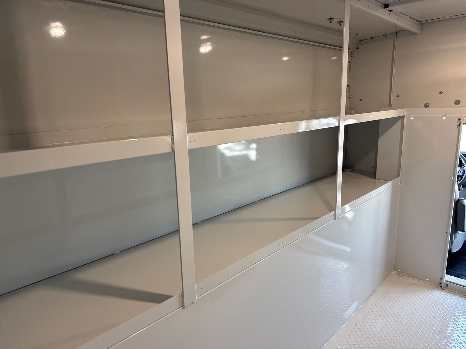 New 2025 Oxford White Ford E-350 SRW image 29