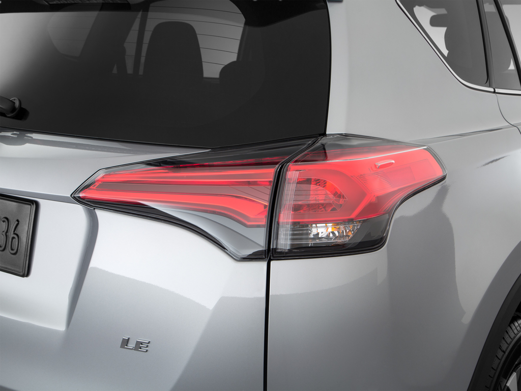 Used 2018 Silver Toyota LE image 51