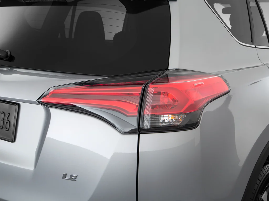 Used 2018 Silver Toyota LE image 51