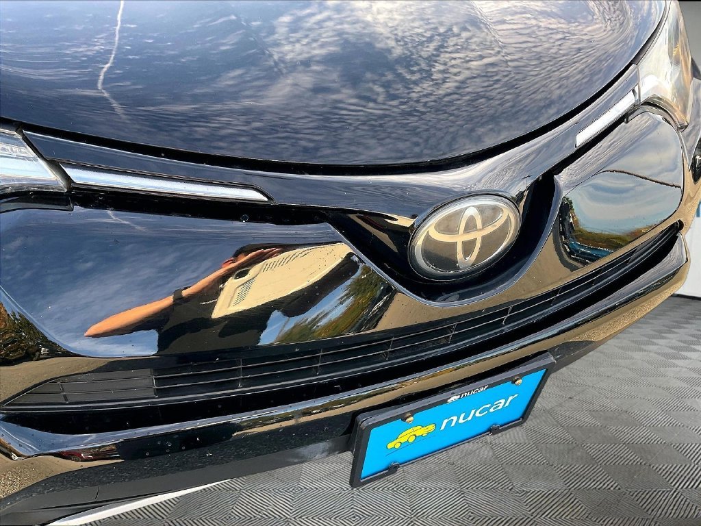 Used 2018 Black Toyota XLE image 28