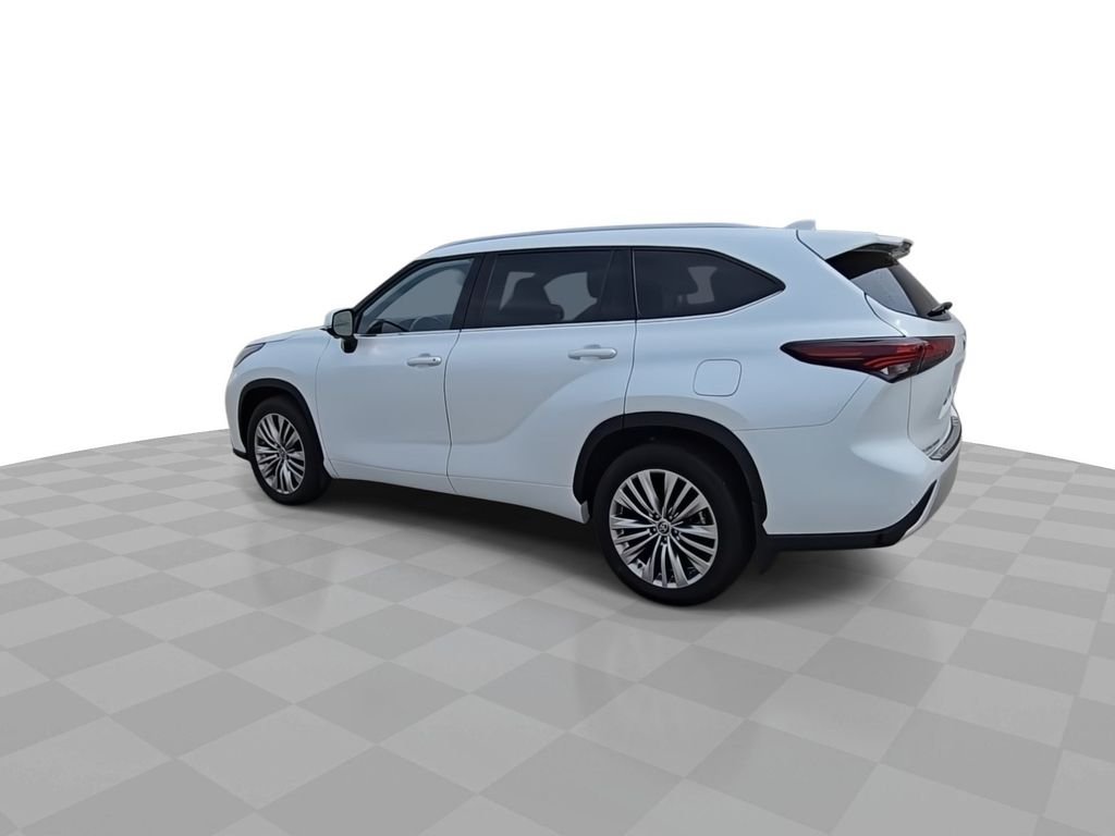 Used 2025  Toyota Platinum image 6