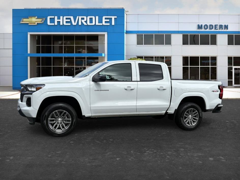 Used 2025 Summit White Chevrolet 4WD LT image 1