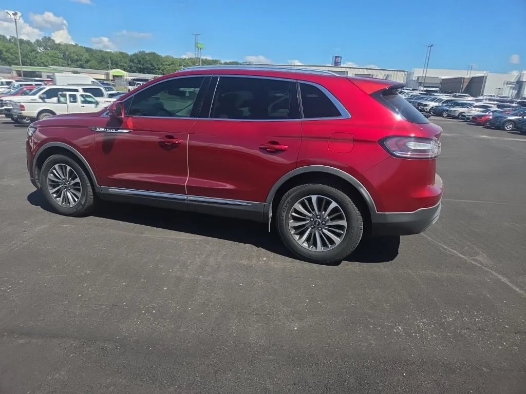 Used 2019 Red Lincoln Select image 8