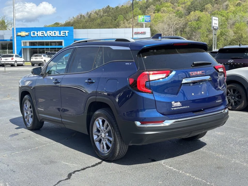 Used 2023 Marine Metallic GMC SLT image 8