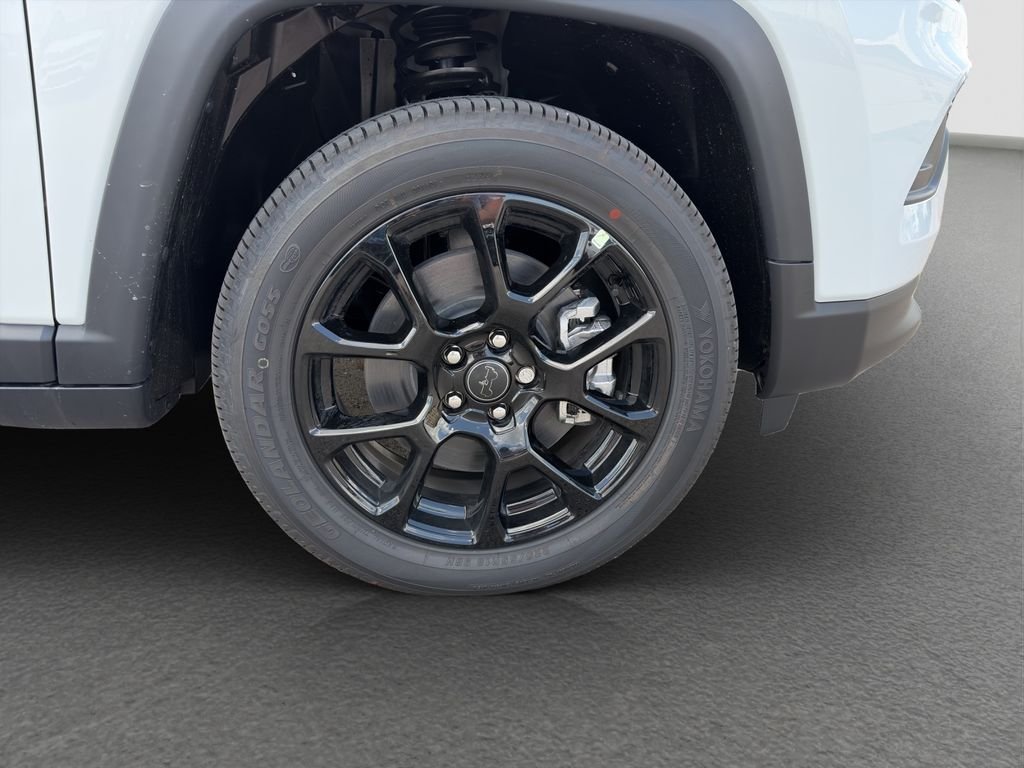 New 2026 Bright White Clearcoat Jeep Latitude image 9