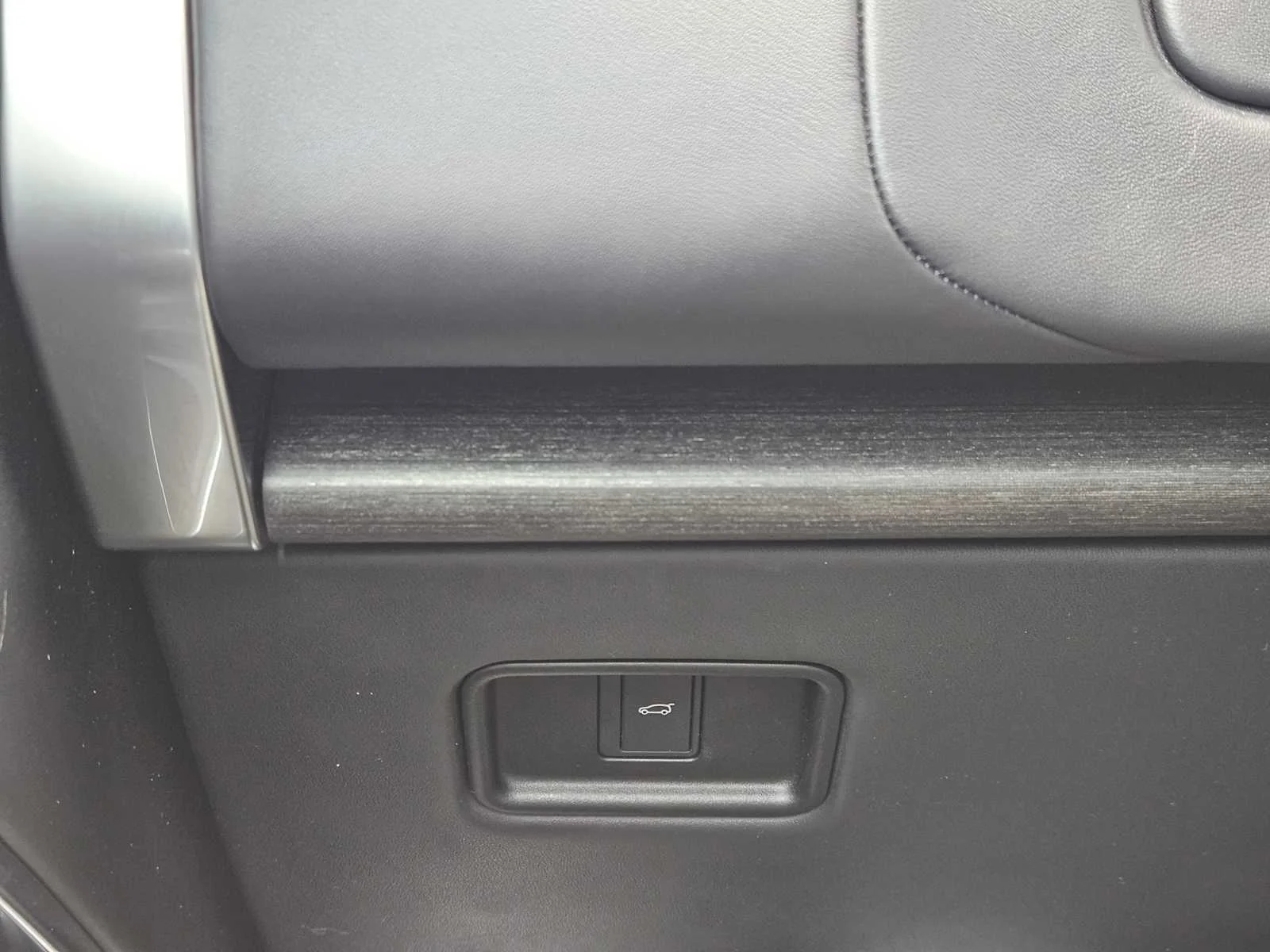 Certified Used 2024 Santorini Black Metallic Land Rover SE image 20