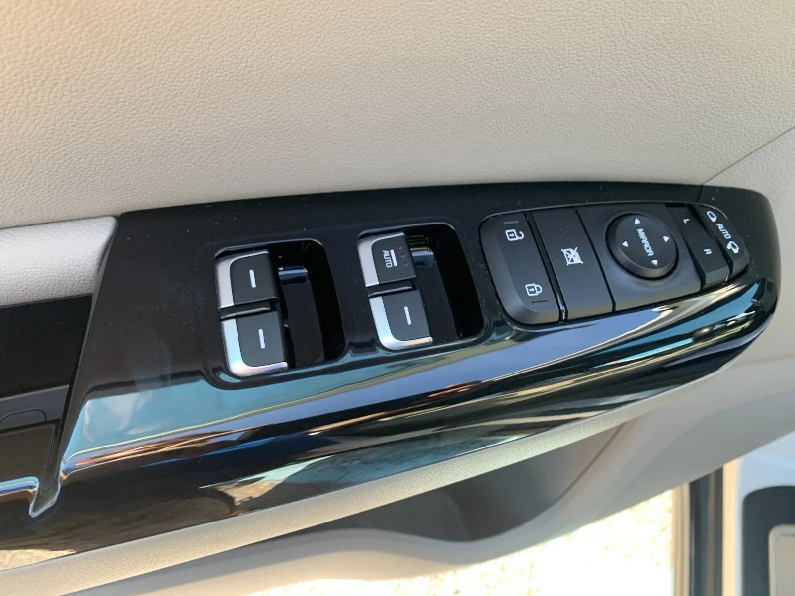 Used 2022 White Kia Nightfall Edition image 12