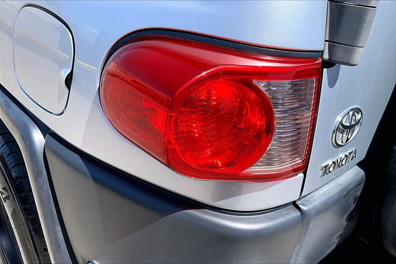 Used 2008 White / Titanium Metallic Toyota  image 27
