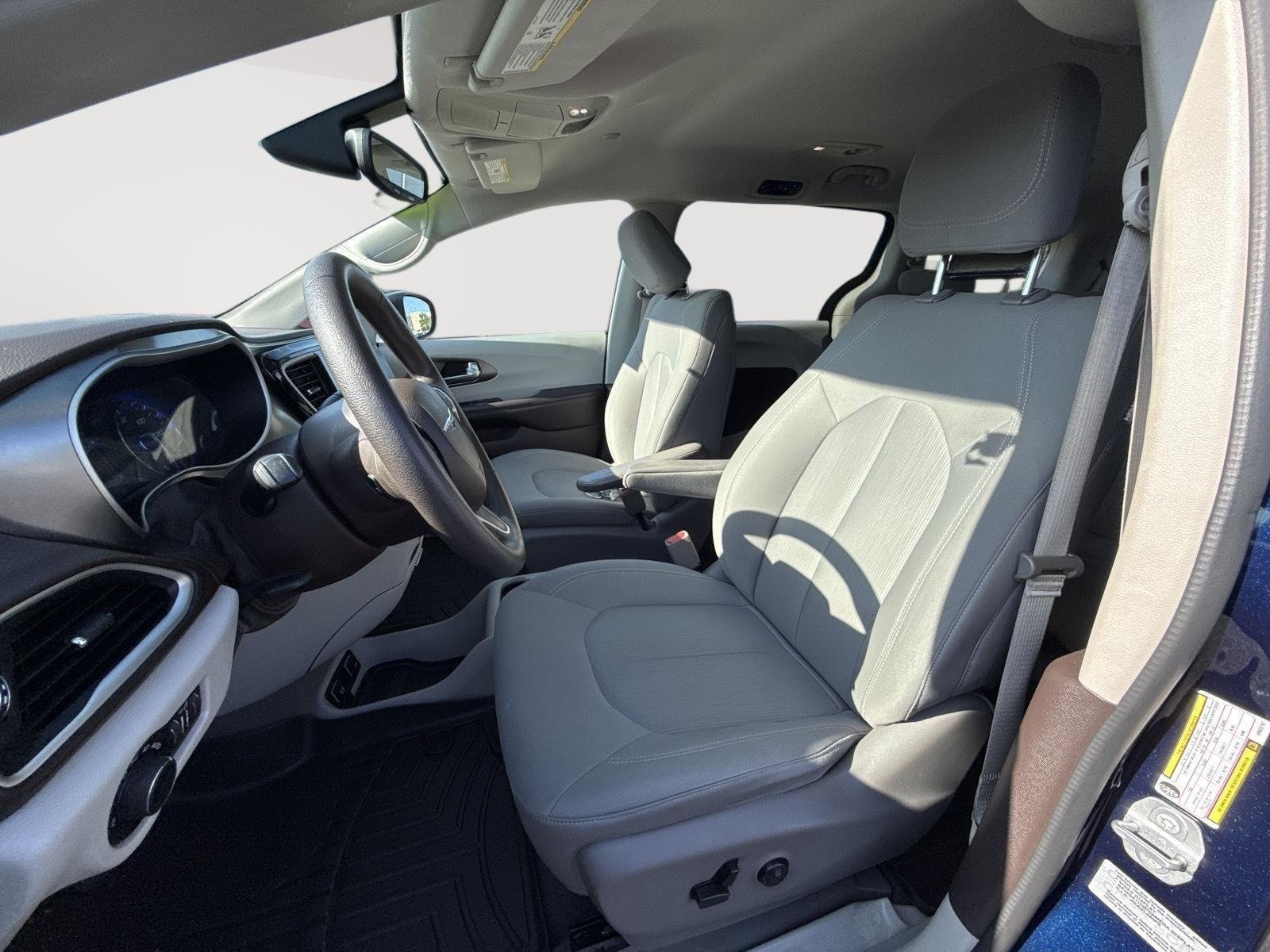 Used 2017 Jazz Blue Pearlcoat Chrysler Touring image 3