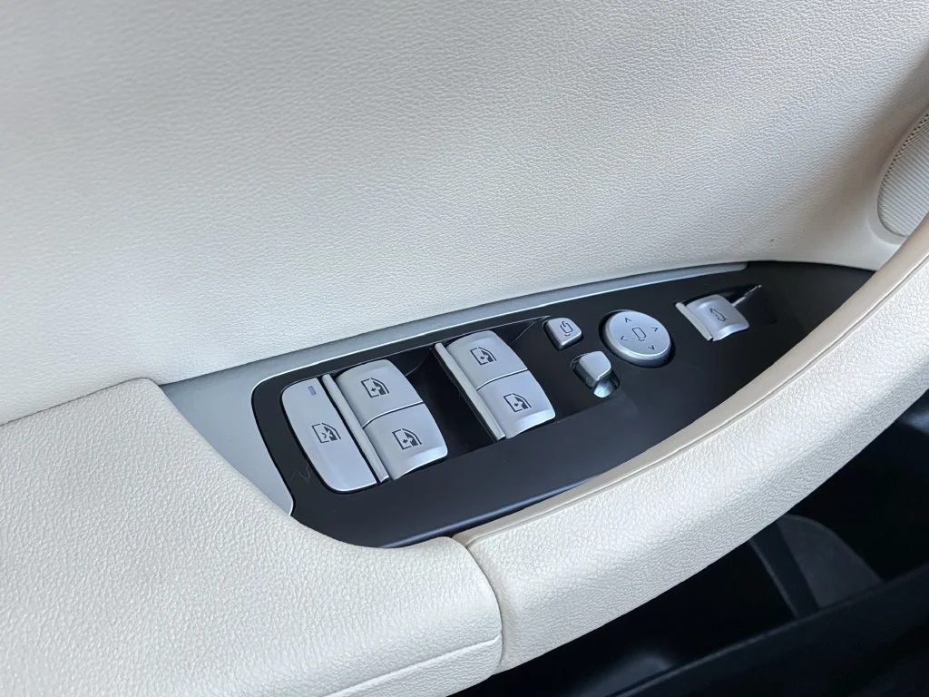 Used 2024 Black BMW xDrive30i image 11