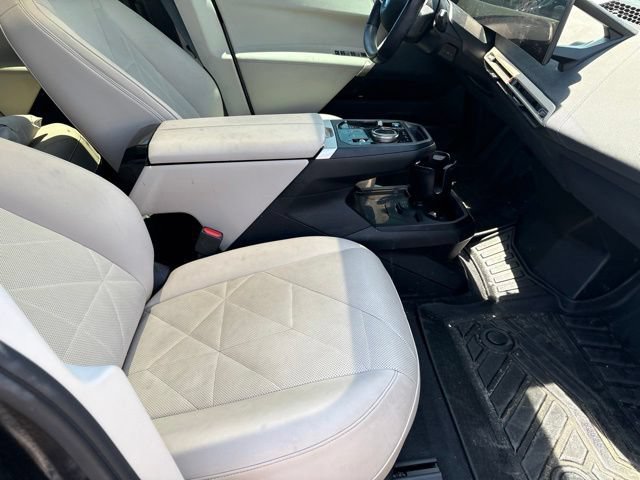 Used 2024 White BMW xDrive50 image 14