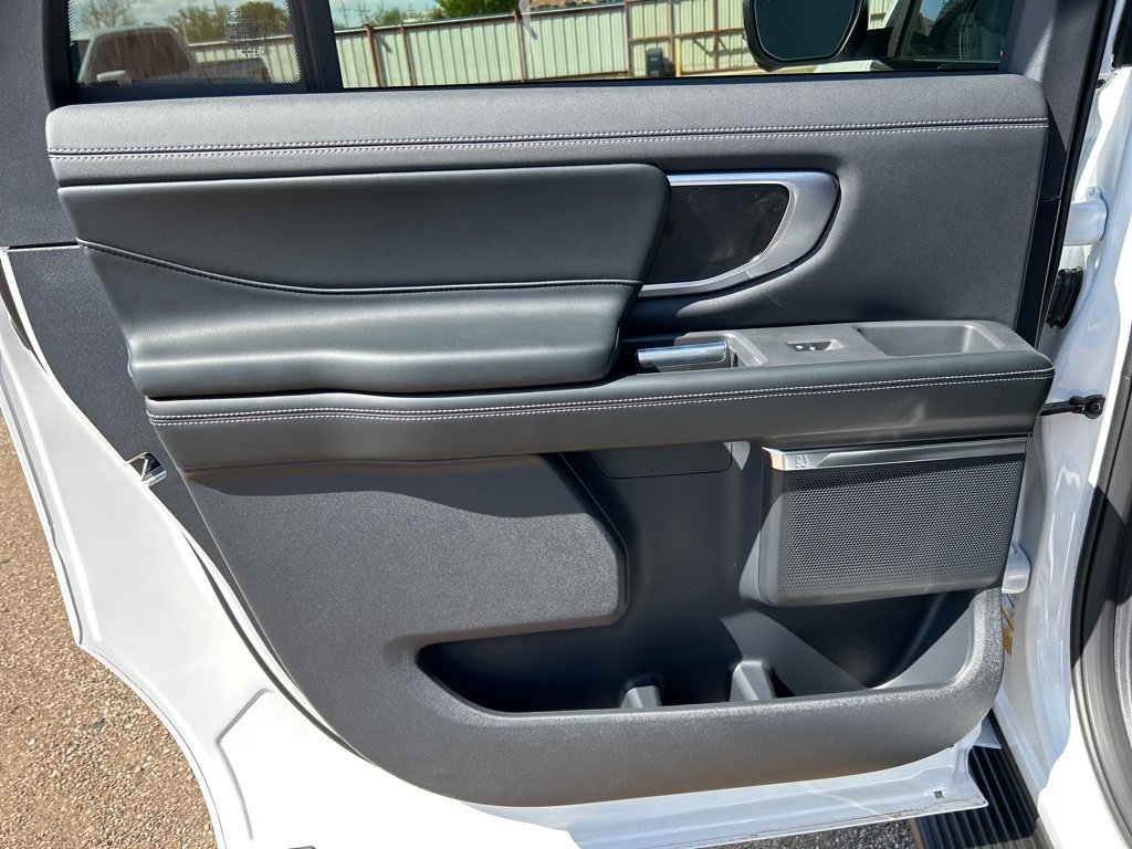 New 2026 Oxford White Ford Platinum image 36