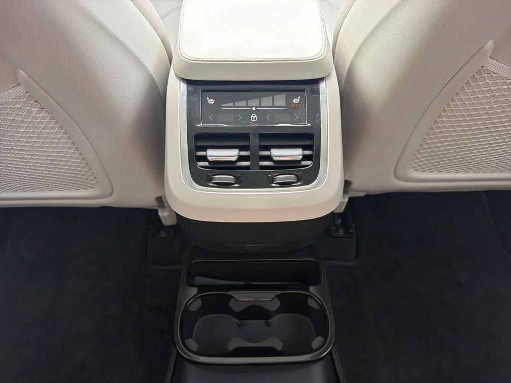 Used 2023 White Volvo B6 Plus 6-Seater image 28