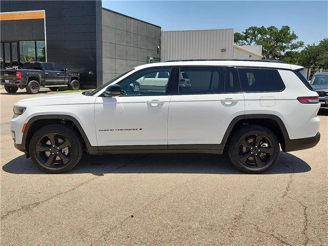 Used 2023 White Jeep Altitude 4x4 image 2