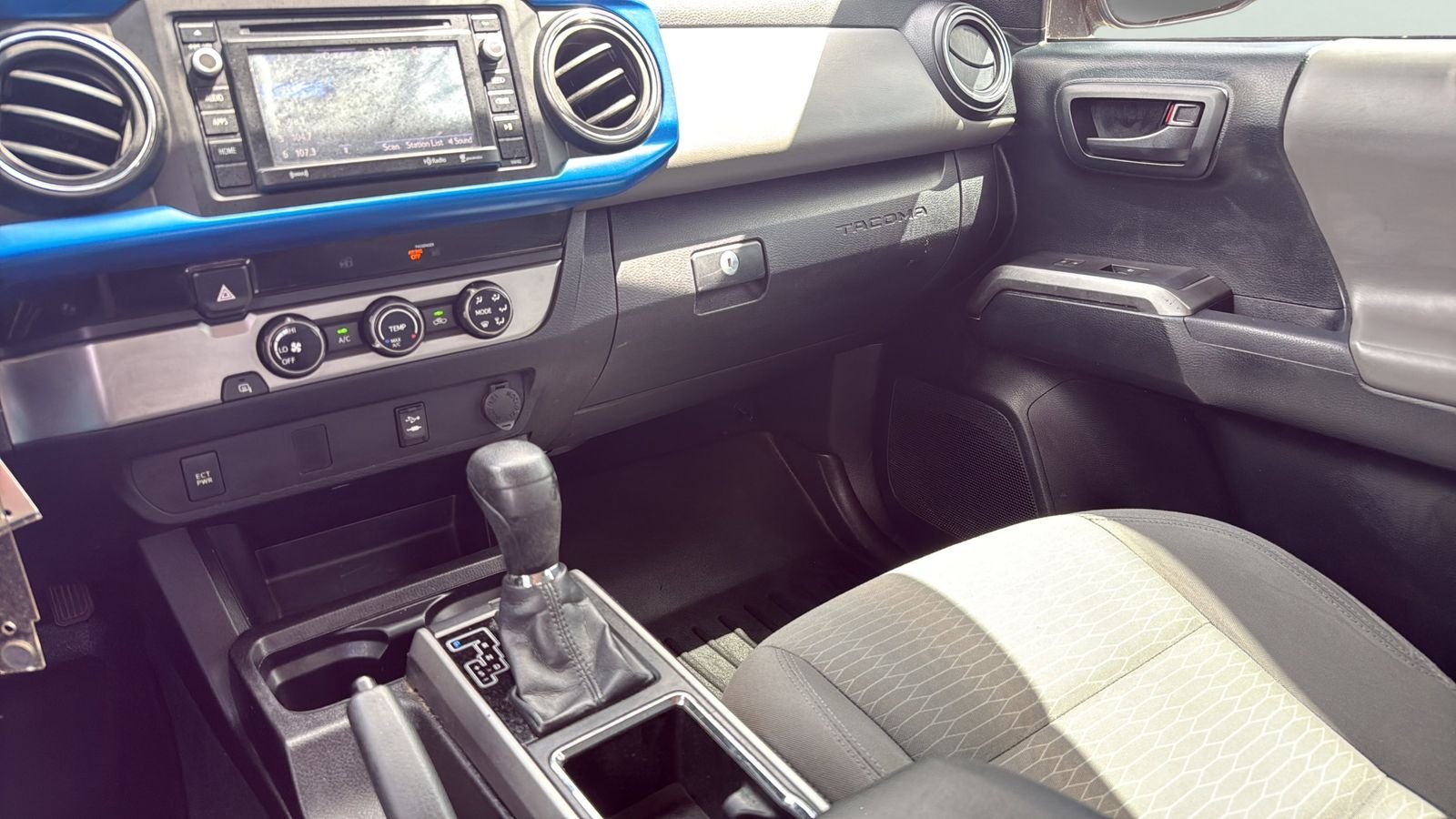 Used 2016 Blue Toyota SR5 image 19
