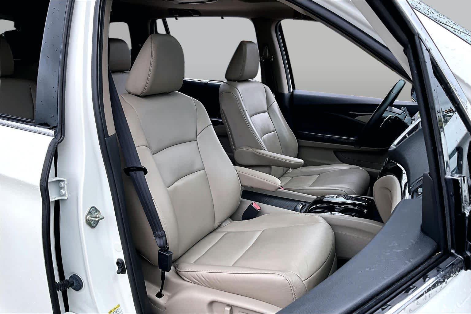Used 2016 White Diamond Pearl Honda Touring image 9