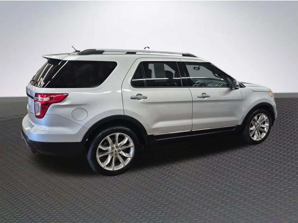 Used 2015 Ingot Silver Ford Limited image 4