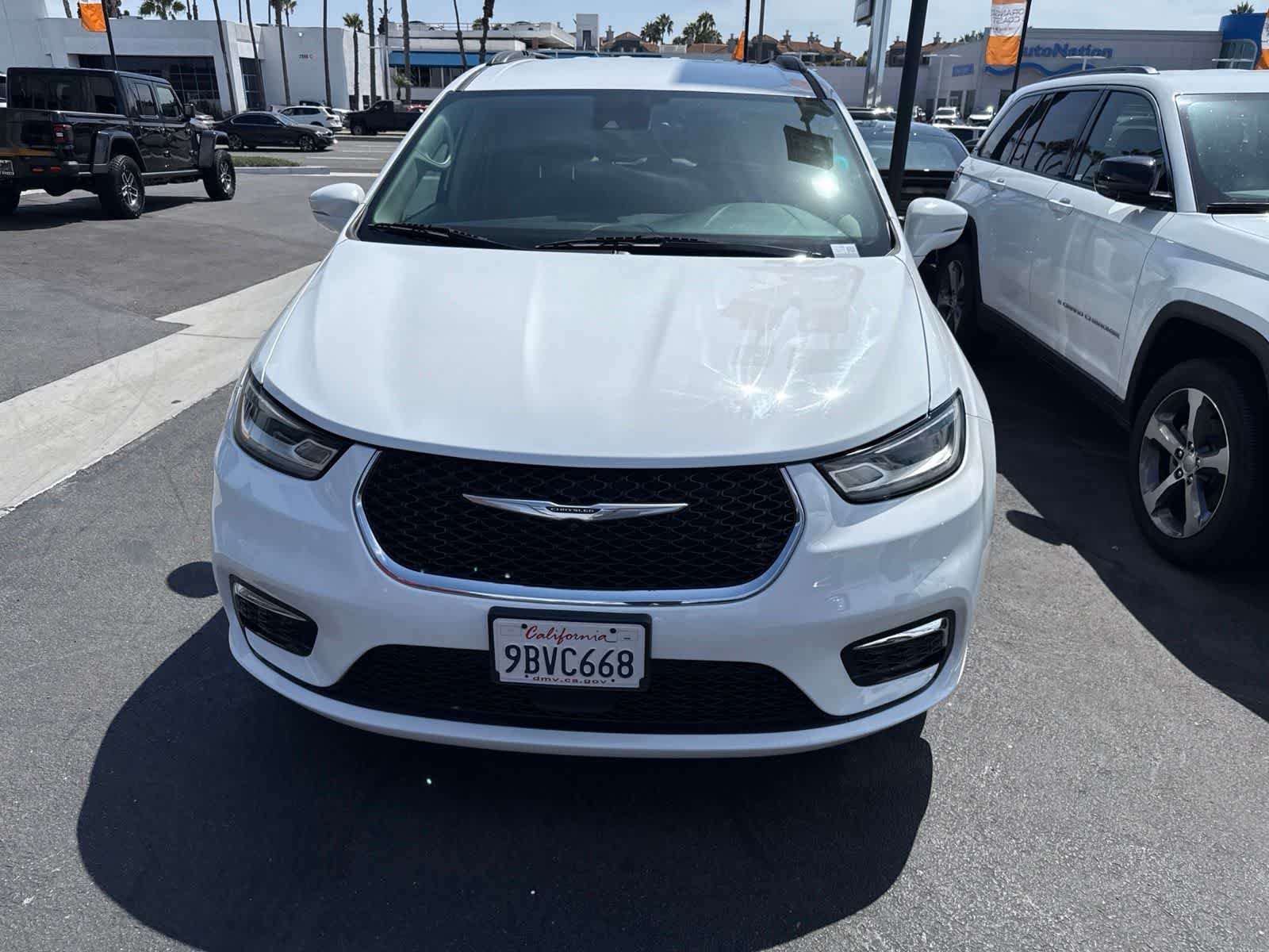 Used 2022 Bright White Clearcoat Chrysler Touring L image 3