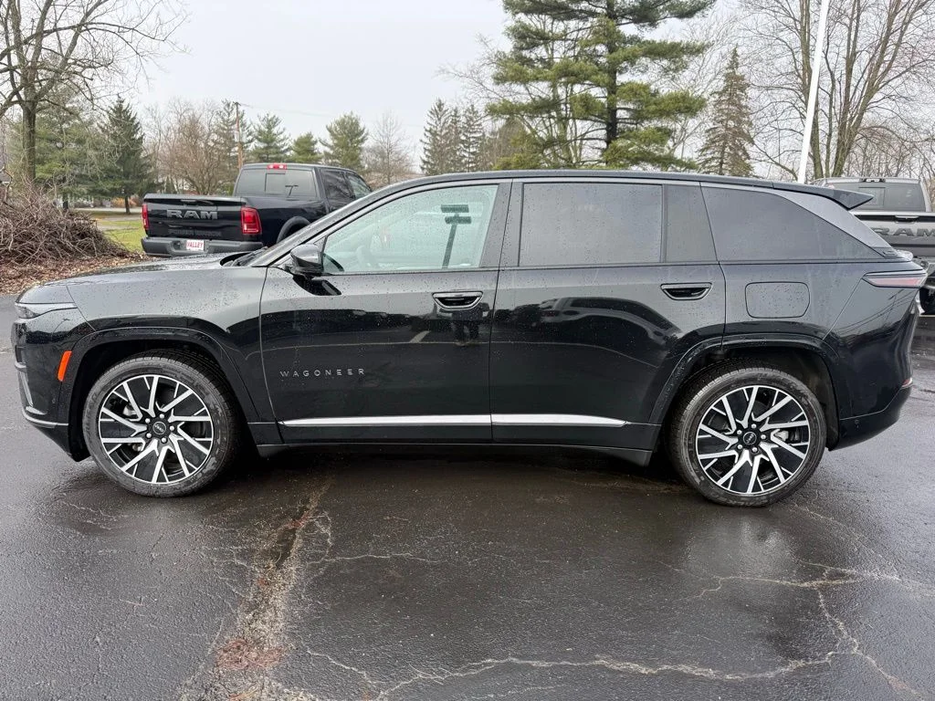 New 2025 Diamond Black Crystal Pearl-Coat Exterior Paint Jeep Limited image 6