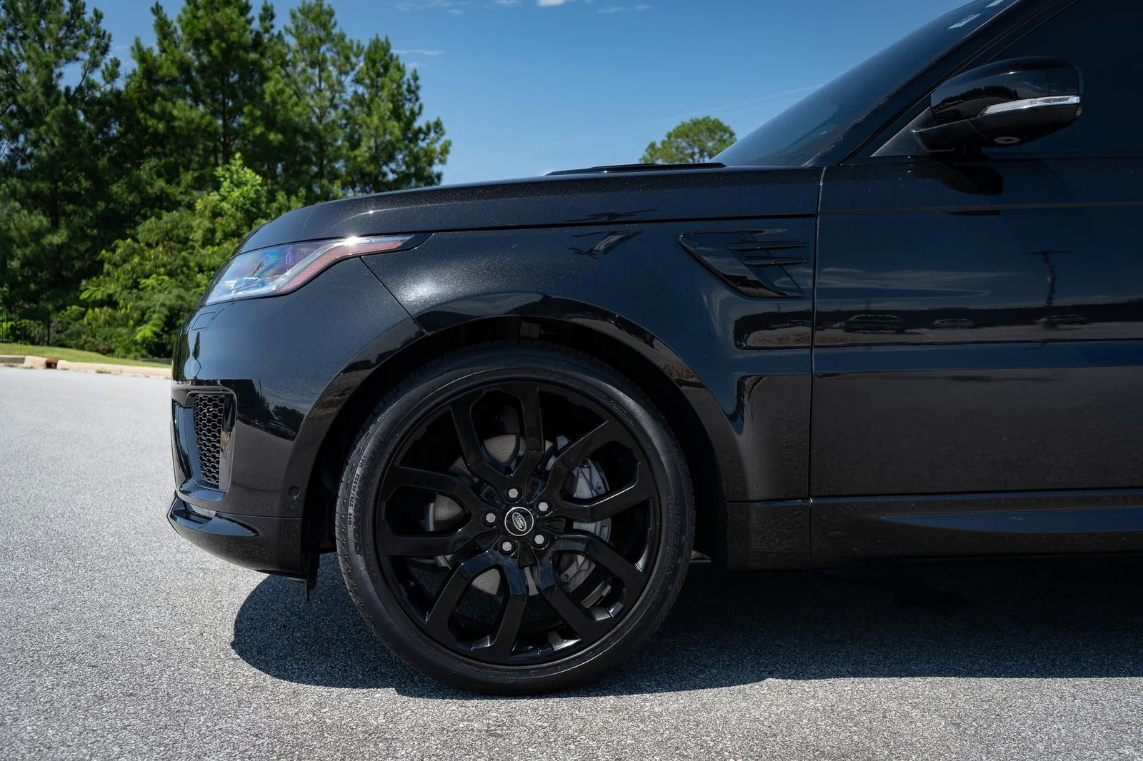 Used 2022 Black Land Rover HSE Silver Edition image 4