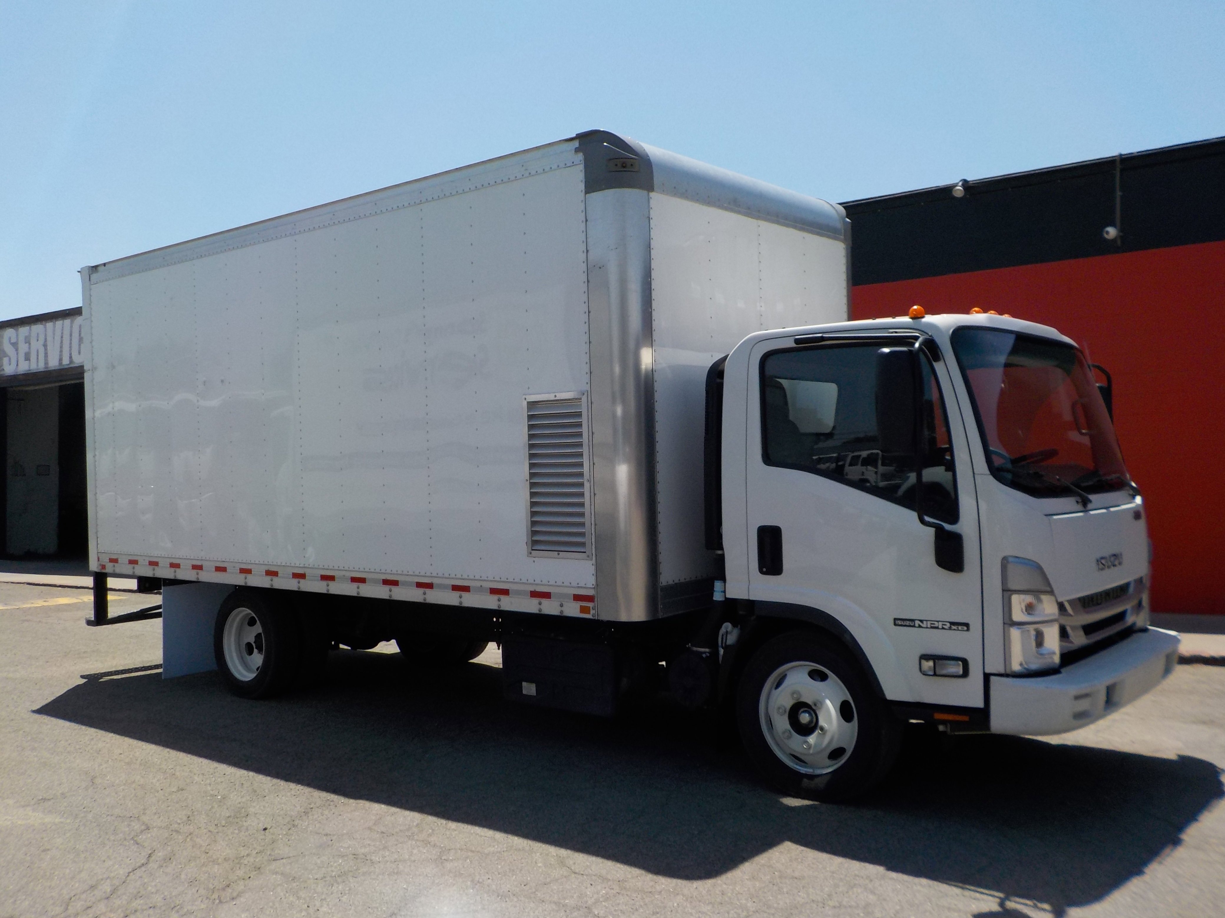 2023 Isuzu NPR-HD's photo