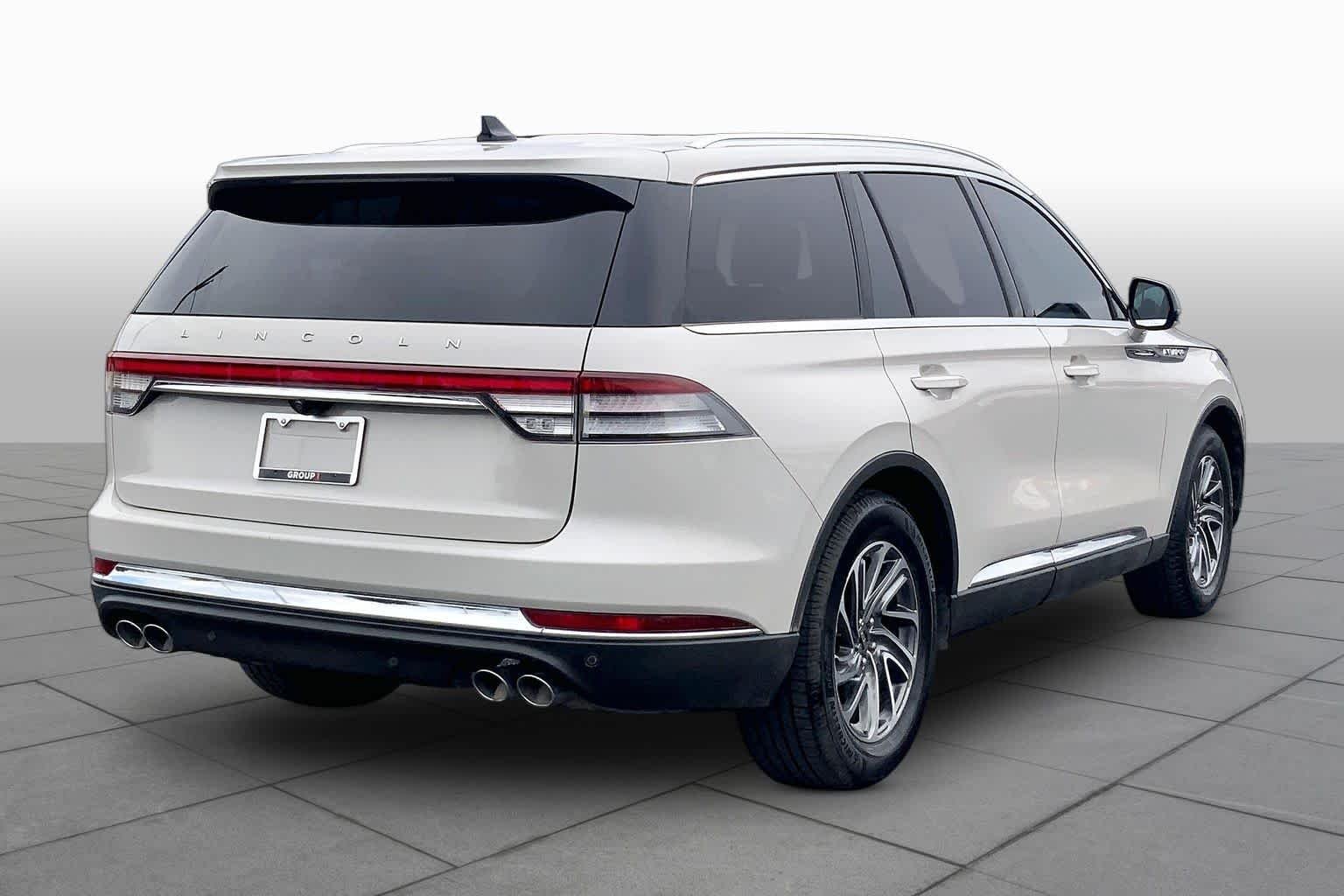 Used 2021 Ceramic Pearl Lincoln Standard image 13