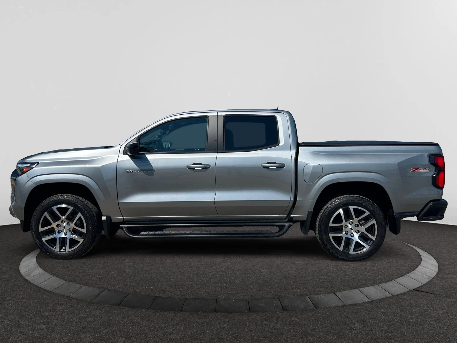 Used 2023 GRAY Chevrolet Crew Cab  4WD Z71 image 2