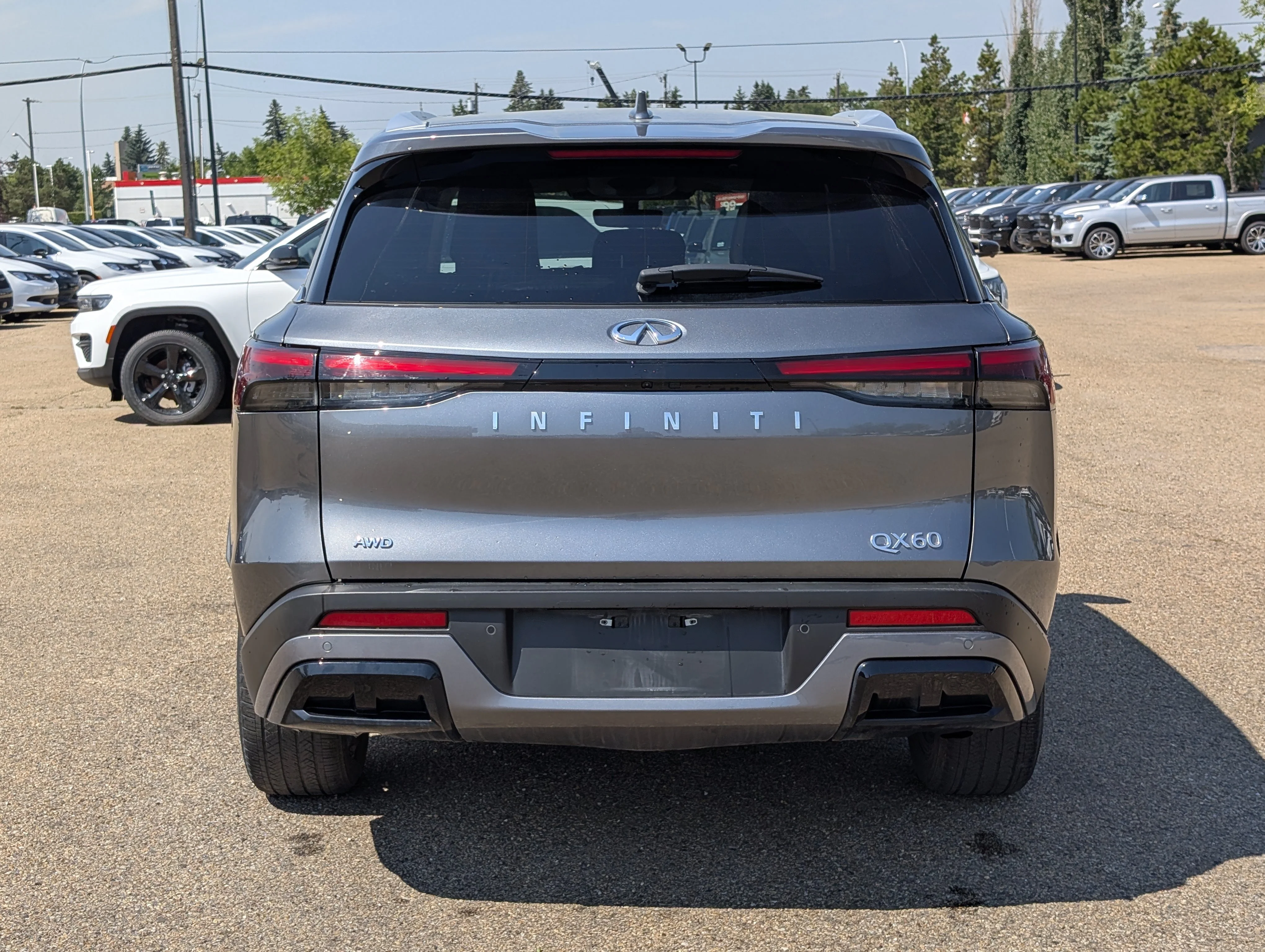 Used 2024 Glacier White INFINITI LUXE image 5
