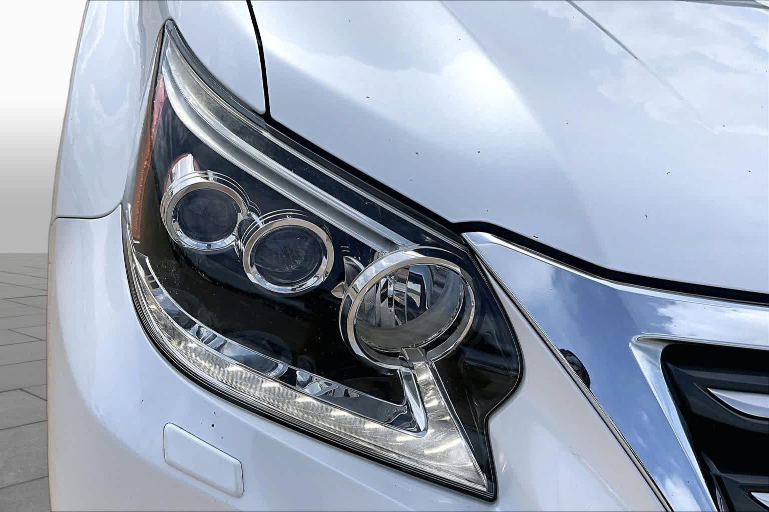 Used 2018 Starfire Pearl Lexus Luxury image 28