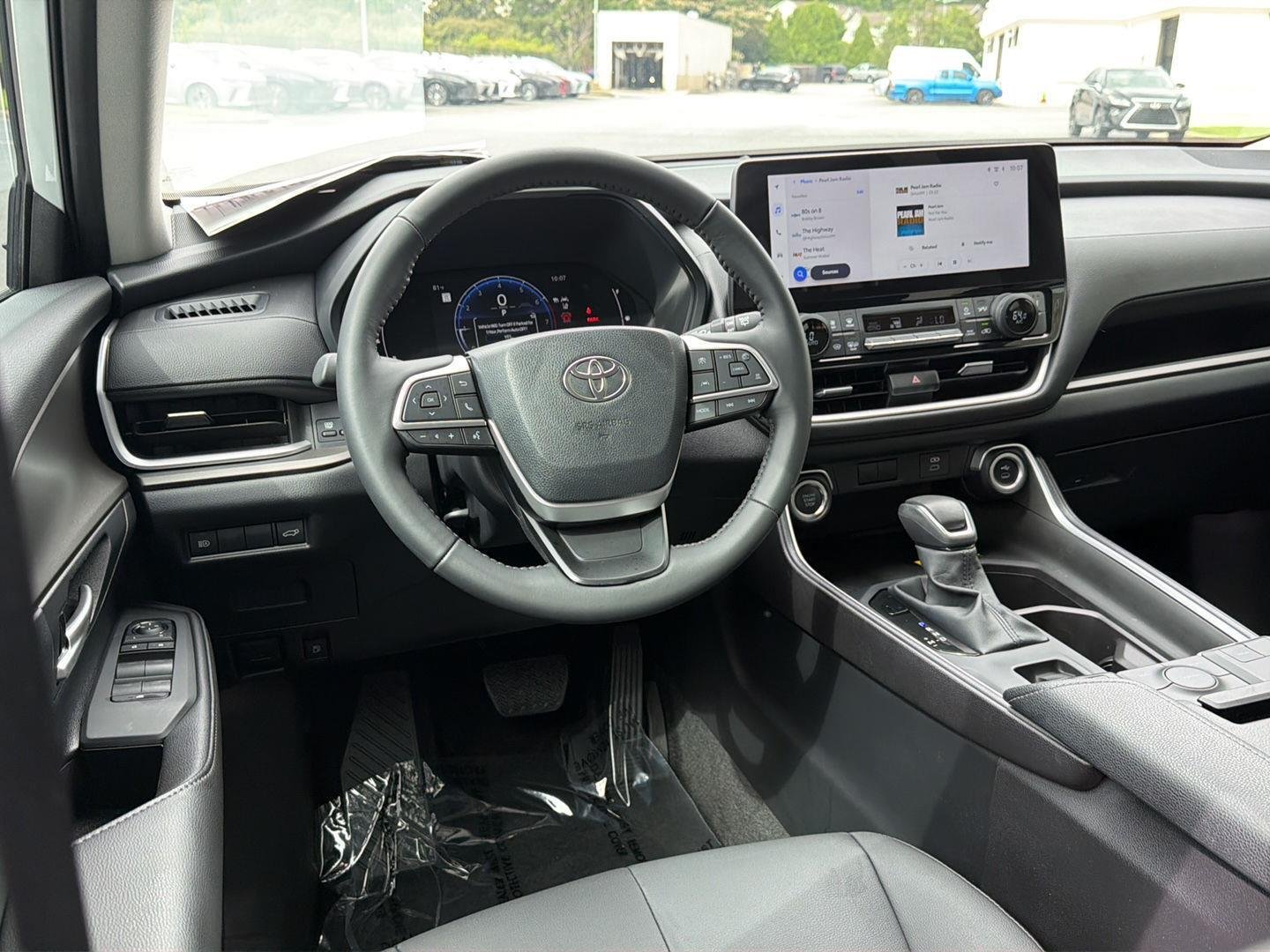 Used 2025 Wind Chill Pearl Toyota XLE image 18
