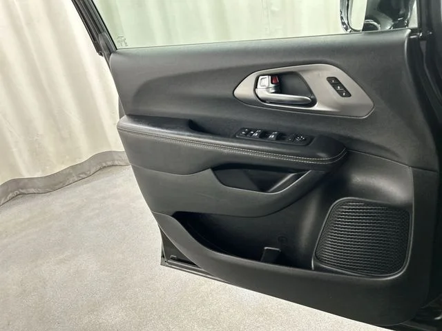 Used 2025 Black Chrysler Select image 22