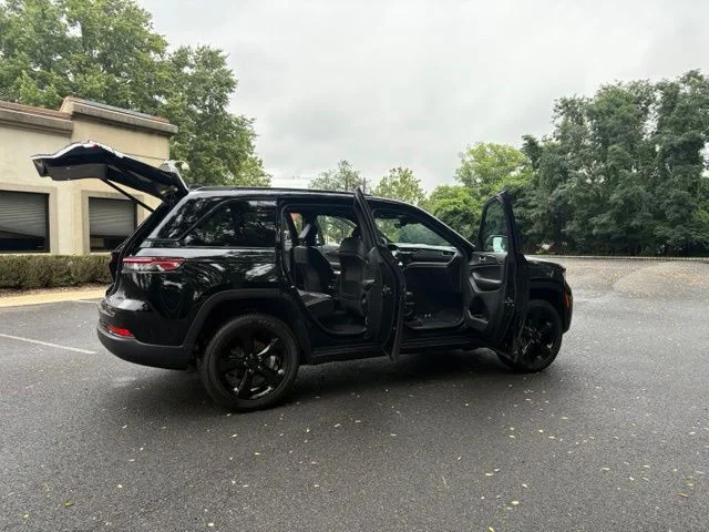 Used 2025 Diamond Black Jeep Altitude X image 28