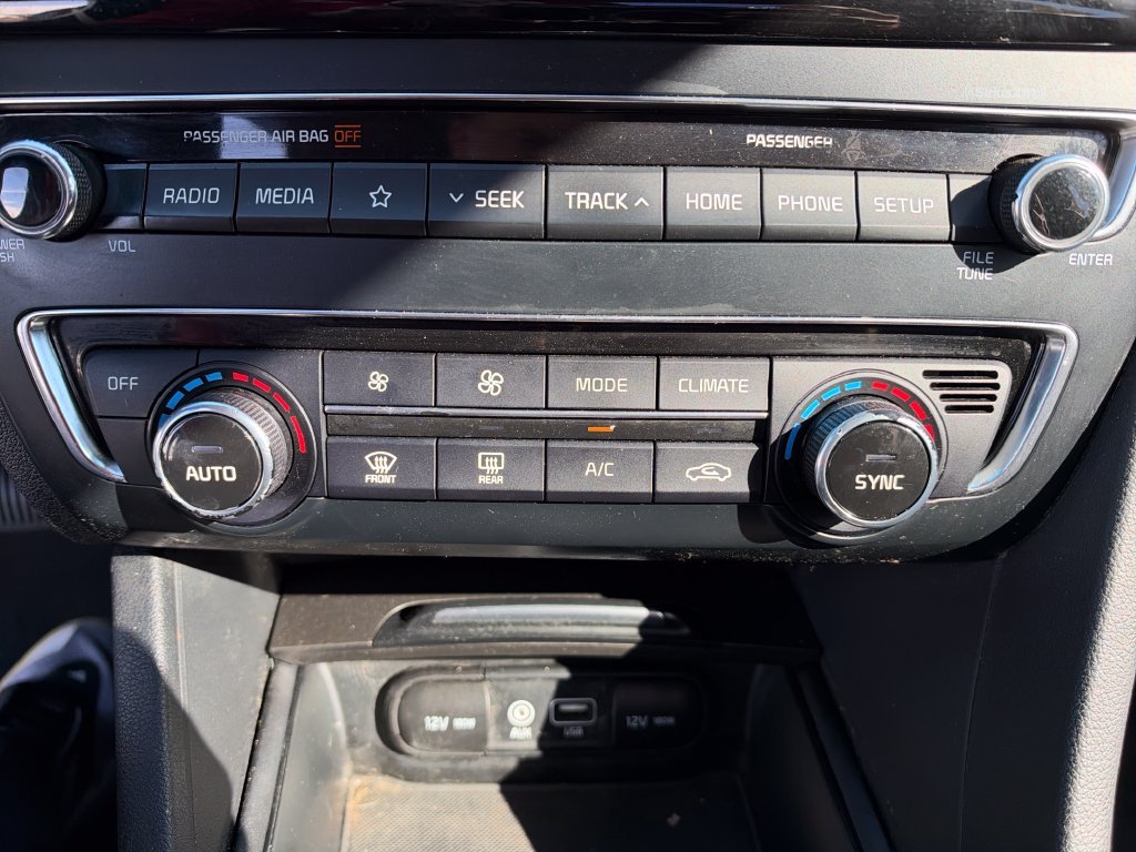 Used 2019 White Kia S image 22