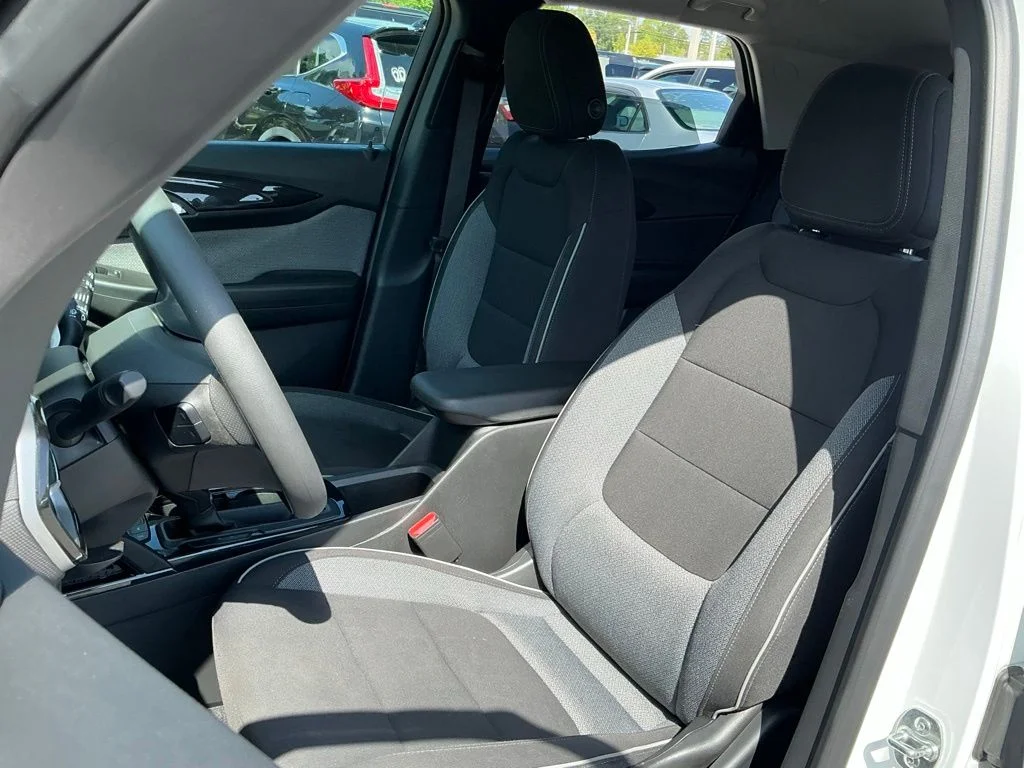 Used 2025 White Chevrolet LT image 26