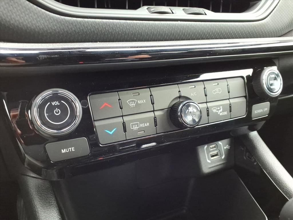 New 2026 Hydro Blue Pearl-Coat Exterior Paint Jeep Latitude image 17
