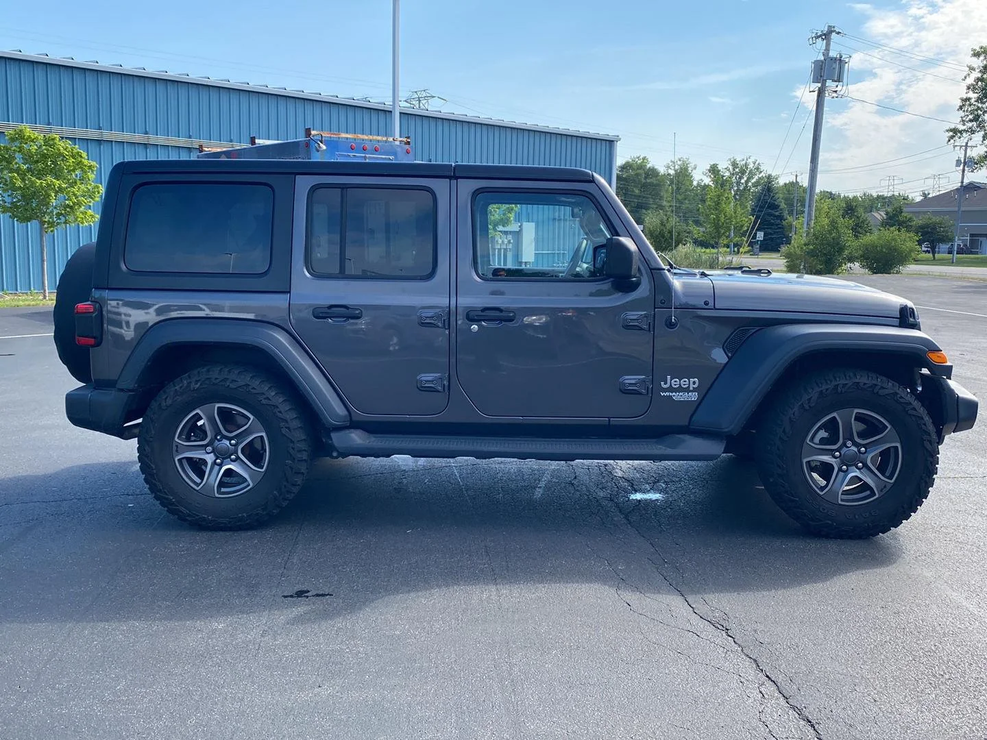 Used 2018 Granite Crystal Metallic Clearcoat Jeep Sport S image 11